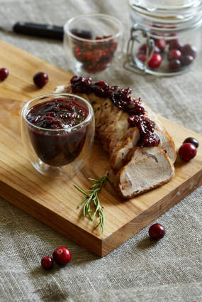 Cūkgaļas fileja ar dzērveņu mērci