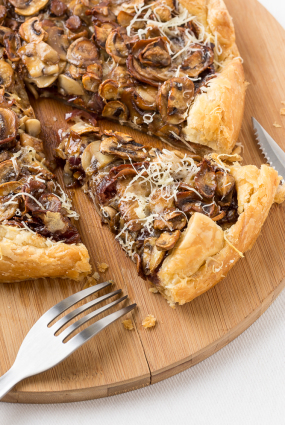 Sēņu pīrāgs ar karamelizētiem sīpoliem