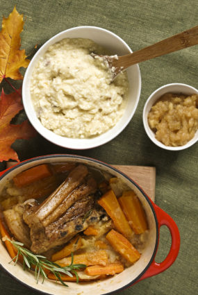 Latvisks cūķis ar kartupeļu un biezpiena stuķi un pašmāju ābolu mērci