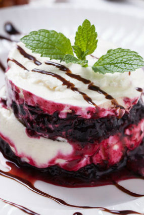 Rupjmaizes tiramisu ar upenēm un upeņu balzamu