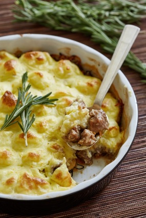 Ziemassvētku pīrāgs ar kanēļa gaļu un apelsīnu kartupeļu biezeni