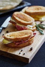 Grilēta sviestmaize ar hurmu un brī sieru