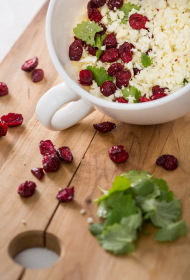 Birstošais ziedkāpostu kuskuss ar žāvētām dzērvenēm un pētersīļu pesto