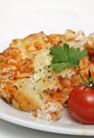 Pastas un trīs sieru sacepums sulīgā mērcē