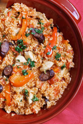 Rīsu, vistas filejas un desiņu sautējums