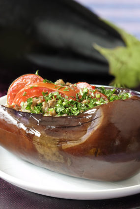 Ar gaļu un dārzeņiem pildītas baklažānu “laivas”