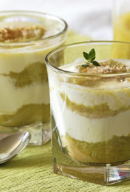 Rabarberu deserts jogurta mākoņos
