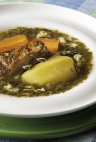 Šurpa (tadžiku zupa) ar skābenēm un olu, kas iemaisīta zupā
