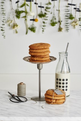 Zemesriekstu sviesta cepumi, pasniegti ar mandeļu pienu