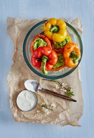 Karamelizēta paprika ar spinātu prosu un piparmētru-kazas siera mērci