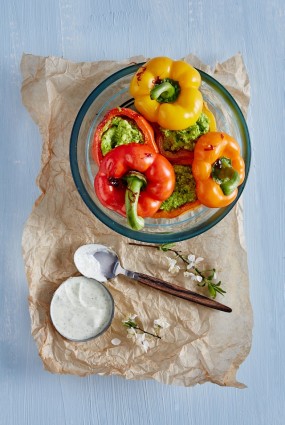 Karamelizēta paprika ar spinātu prosu un piparmētru-kazas siera mērci