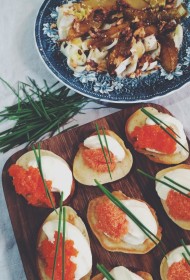 Rauga pankūciņas ar ikriem un cigoriņu salātiem