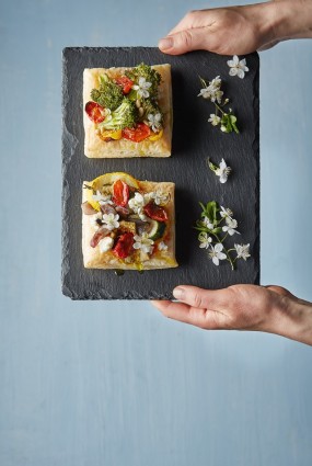 Krāsainās dārzeņu tartes ar kazas sieru un bazilika mērci