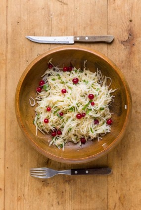 Balto redīsu un ābolu salāti ar dzērvenēm