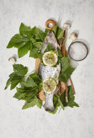 Spainī kūpināta vai krāsnī cepta karpa ar upeņu lapām