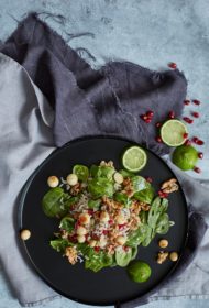 Trīskrāsu rīsu salāti ar spinātiem, grauzdētiem Makadamijas riekstiem un granātābolu