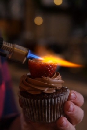 Šokolādes kapkeiki ar brulē zemenēm