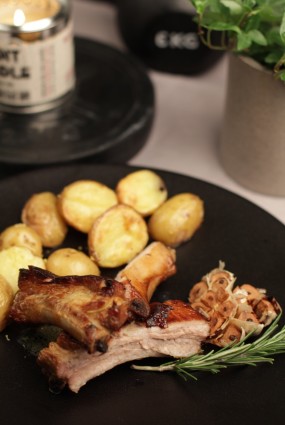 Medū karamelizētas ribiņas ar citronkartupeļiem