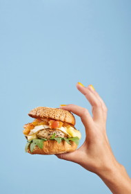 Tītara burgers ar karamelizētiem āboliem