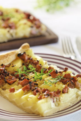 Kārtainās mīklas pīrāgs ar kartupeļiem un bekonu