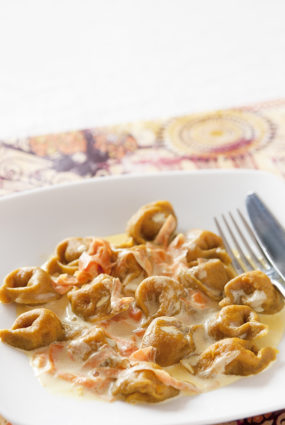 Mājās gatavoti tortellini ar ķirbi karija mērcē