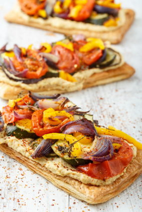 Vegānu tarte ar humusu un krāsnī ceptiem dārzeņiem