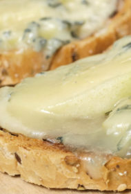 Bumbieru un zilā siera bruschetta