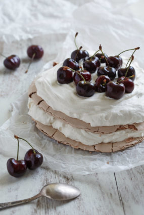 Šokolādes pavlova ar melnajiem ķiršiem