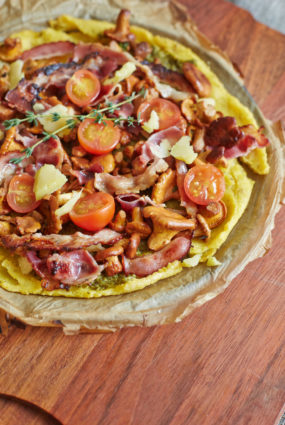 Polentas pica ar gailenēm un bekonu