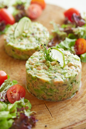 Laša tartars ar avokado un gurķi