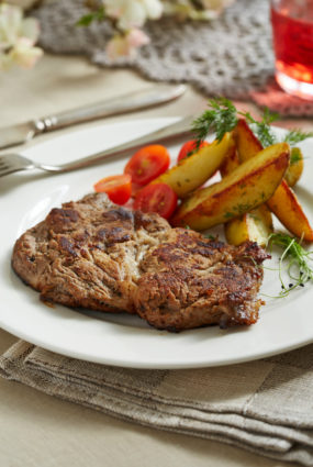 Marinēts cūkgaļas karbonādes steiks ar jaunajiem kartupeļiem