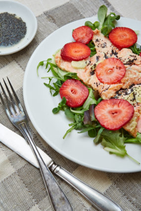 Grilēta foreles fileja ar zemenēm un magoņu mērci