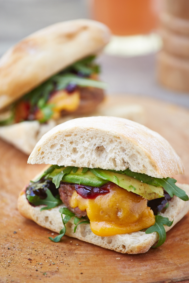 Tītara gaļas burgers ar čedaras sieru