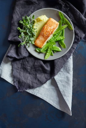 Cepts lasis ar kartupeļu biezeni un zaļajiem zirnīšiem