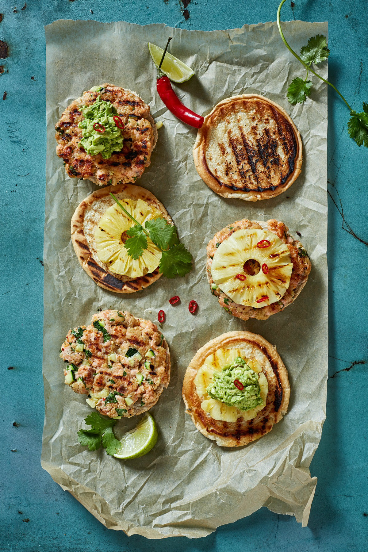 Grilēts lašburgers ar avokado salsu un ananasu