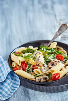 Ātrie makaroni sēņu mērcē