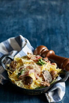 Makaronu sacepums ar bekonu, sēnēm un brī sieru