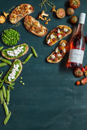 Gaileņu, tomātu un zaļo zirnīšu brusketas