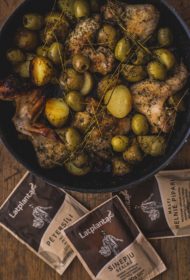 Vistu spārniņi ar jaunajiem kartupeļiem un olīvām