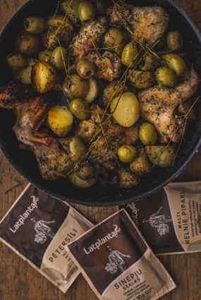 Vistu spārniņi ar jaunajiem kartupeļiem un olīvām