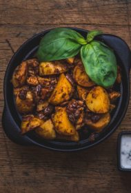 Cūkgaļas sautējums ar rozīnēm