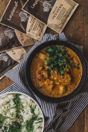 Karija vistas giross jogurta – sviesta mērcē ar anīsā tvaicētiem rīsiem