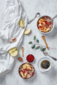 Graudaugu putra ar karamelizētiem āboliem un brūklenēm