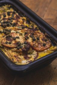 Zivs un dārzeņu sacepums ar citronpiparu un kaperu mērci