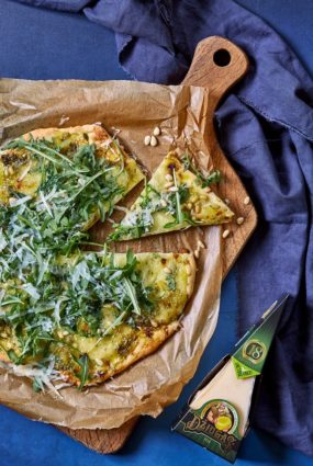 Baltā pica ar sieru, ciedru riekstiem un slepeno sastāvdaļu