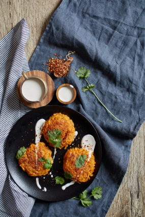 Saldo kartupeļu pankūkas ar Indijas riekstu skābo krējumu