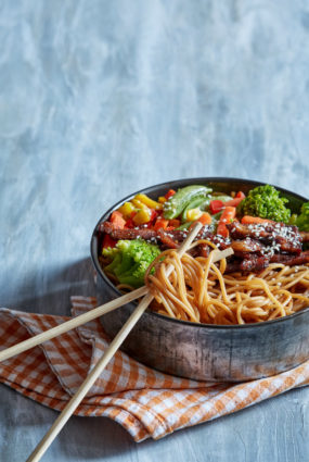 Cepeša voks ar nūdelēm un dārzeņiem