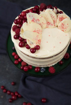 Dzērveņu kūka ar baltās šokolādes krēmu