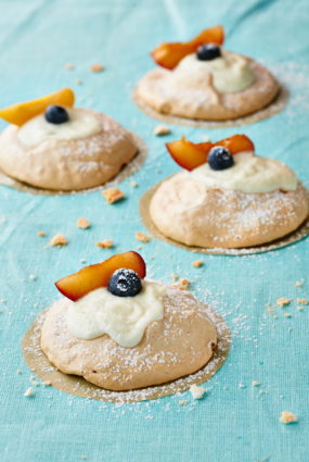 Lieldienu mini pavlovas ar apelsīnu un biezpiena krēmu
