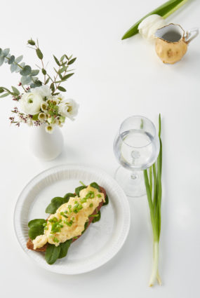 Brusketa ar pavasarīgu olu kulteni un lociņiem